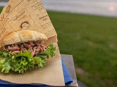 Krabbenbrötchen im Strandkorb am Trschendiek Strand in Friedrichskoog-Spitze