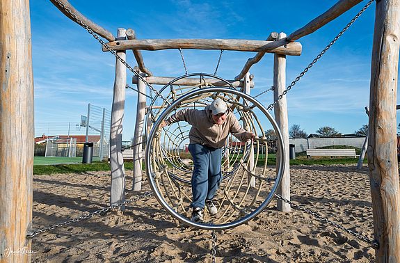 Spannende Klettergeräte laden Kinder zum Balancieren und Spielen im Trischendiek Park ein.