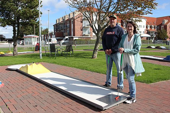 Sabrina Nehlsen und Sascha Haase an ihrer Minigolfbahn