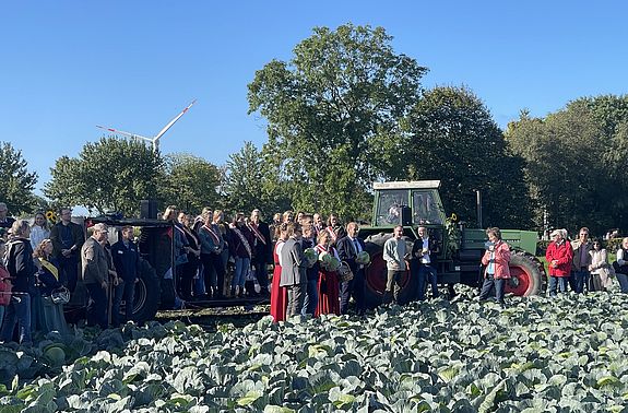 Die Kohlköniginnen mit Gästen auf dem Weißkohlfeld Credit Lina Ploog