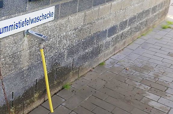 Fuß- und Gummistiefelduschen am Turm