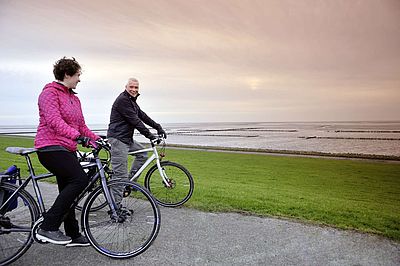Fahrradfahren am Friedrichskooger Deich © DT/Photocompany