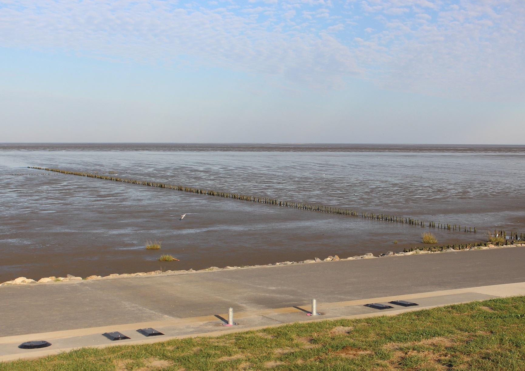 Abgebaute Duschen am Trischendiek Strand mit Watt im Hintergrund 