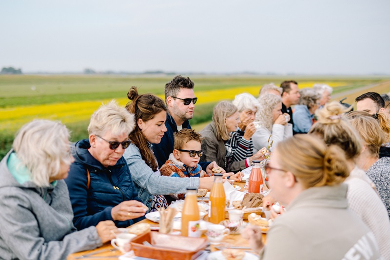 Regional genießen mit Blick auf Deich und das UNESCO-Weltnaturerbe WattenmeerFrühstück-am-Deich